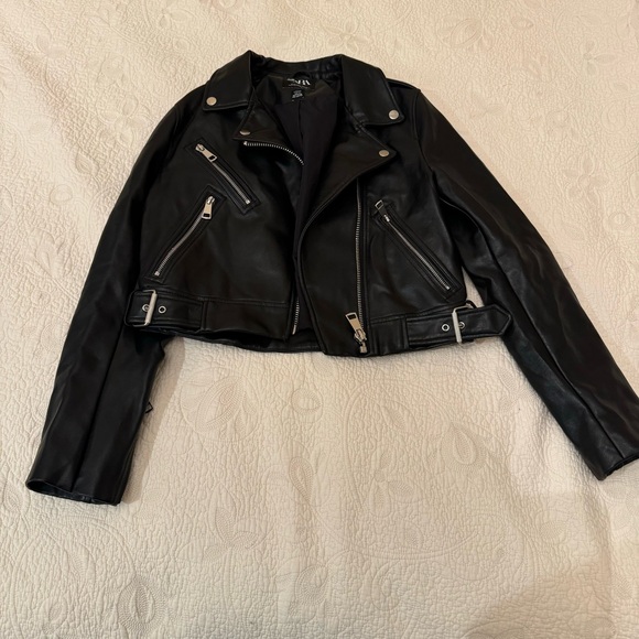 Zara Jackets & Blazers - ZARA BLACK CROPPED FAUX LEATHER MOTO JACKET SIZE SMALL